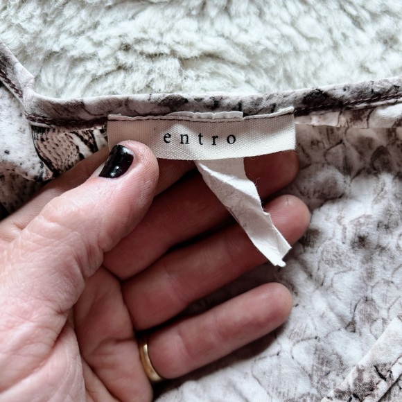 MOVING Must Go!
NWOT entro High/Low Caftan Snake Pattern Small Excellent Cond - Picture 6 of 6